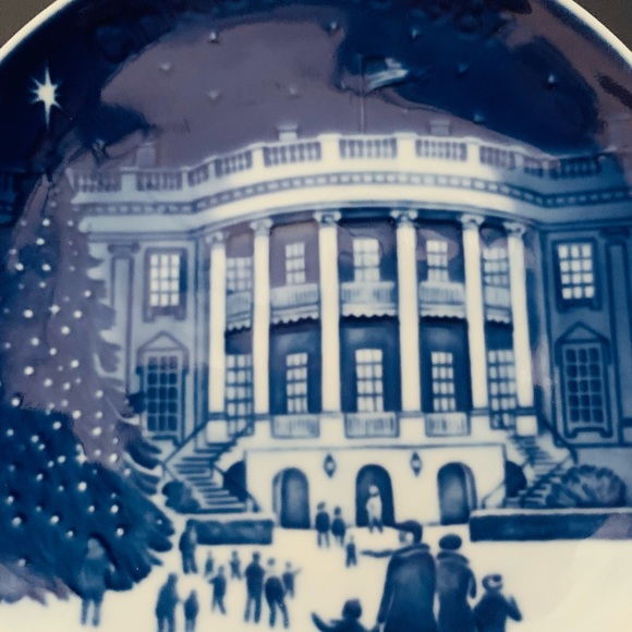 Royal Copenhagen Porcelain Christmas in America Decorative Plates, Christmas Eve - Picture 9 of 12